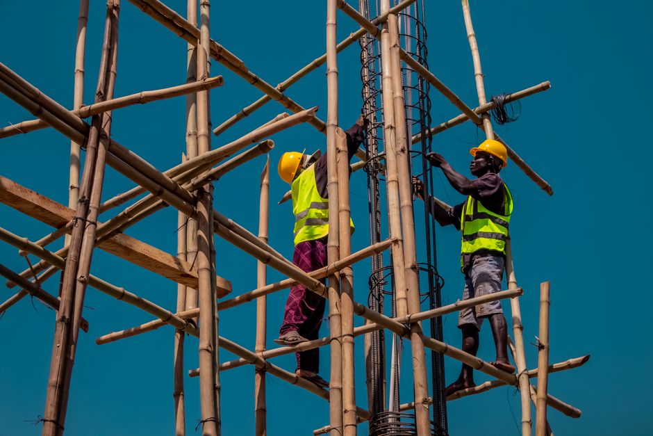 Een team van interim professionals werkt samen aan een project in een moderne kantooromgeving.