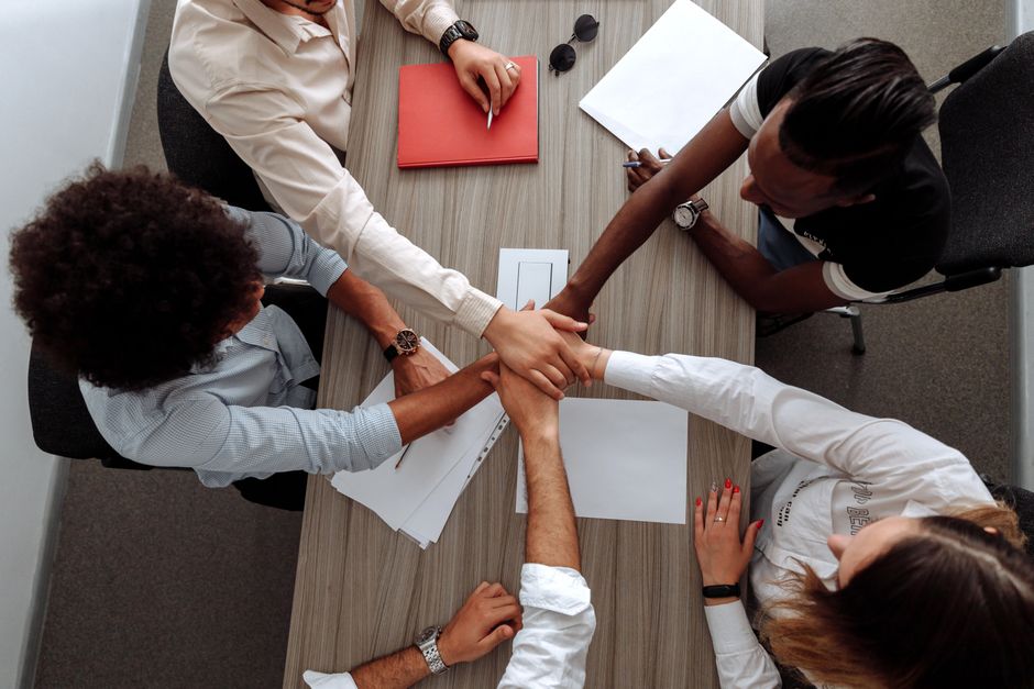 Een team van professionals dat samenwerkt aan het beheren van holdingadministratie en financiële processen.